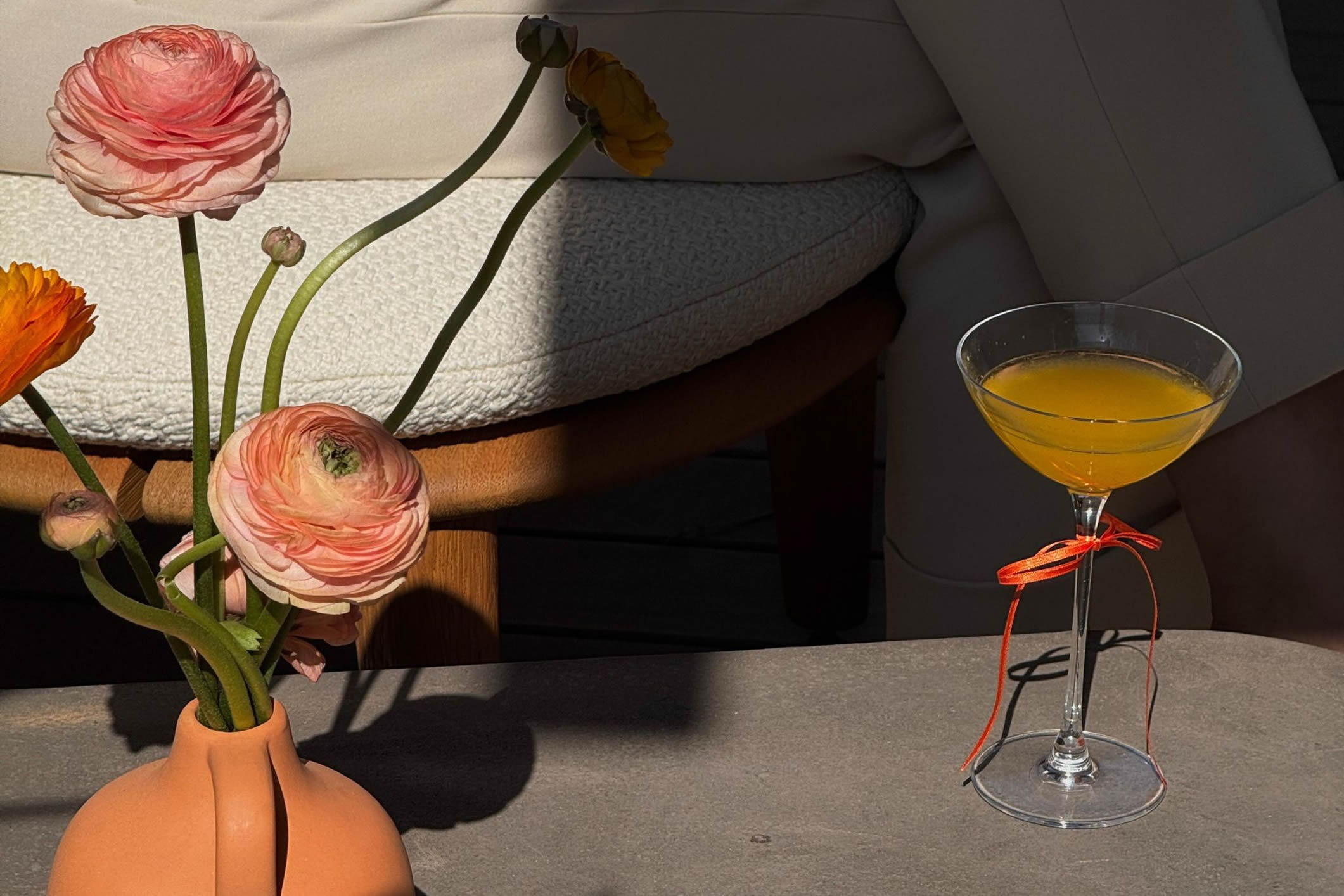 Copa de cóctel y flores en el brunch de Relojería Alemana con Patek Philippe