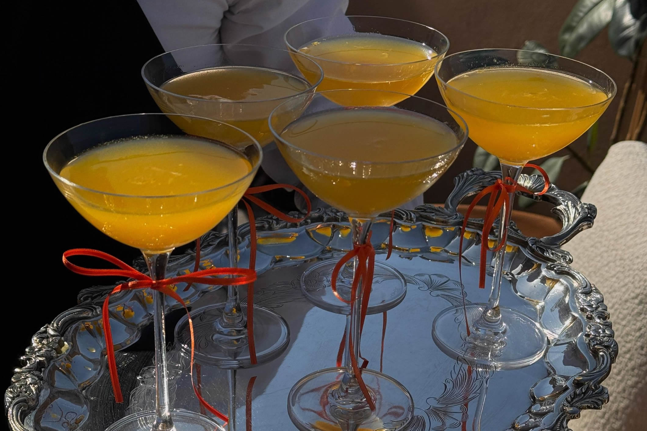 Bandeja de cócteles con lazo naranja en el brunch de Relojería Alemana con Patek Philippe.