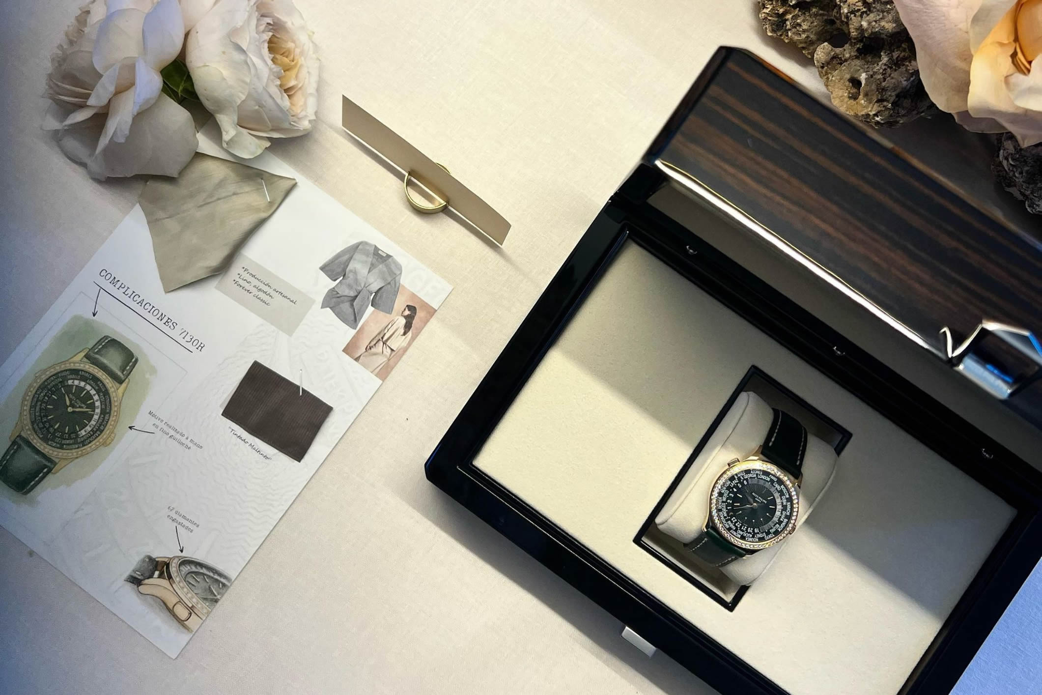 Mujeres reunidas en el brunch de Relojería Alemana con Patek Philippe, rodeadas de flores y estuches de presentación