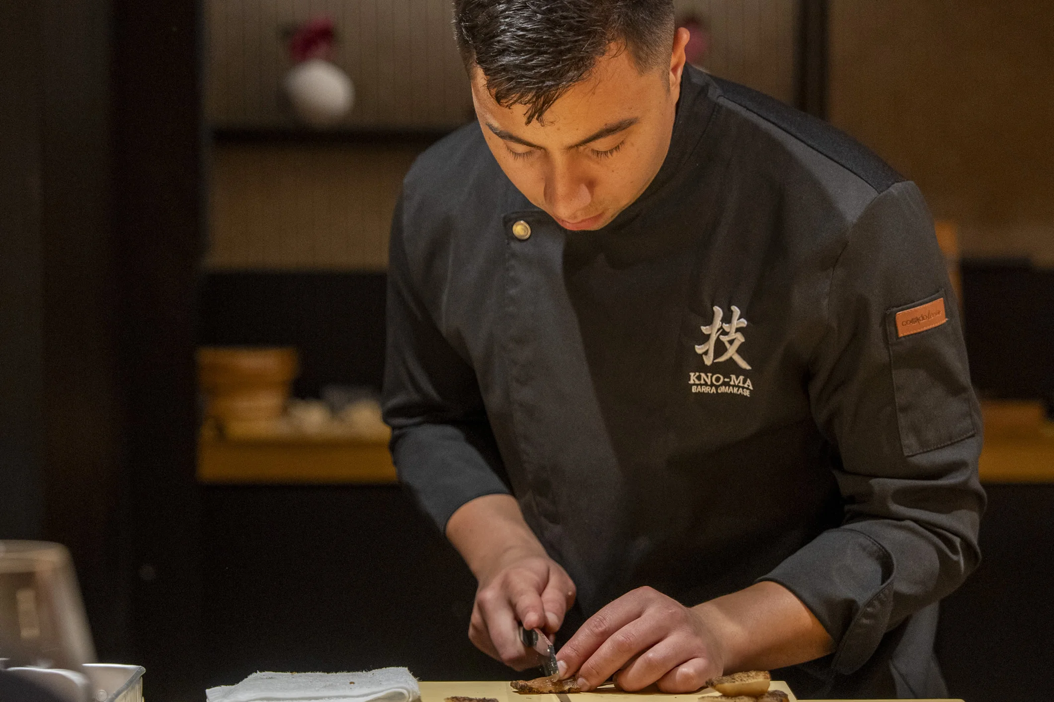 Chef Miguel Rodríguez at the Kno-Ma omakase bar at the Patek Philippe and Relojería Alemana event in Palma.