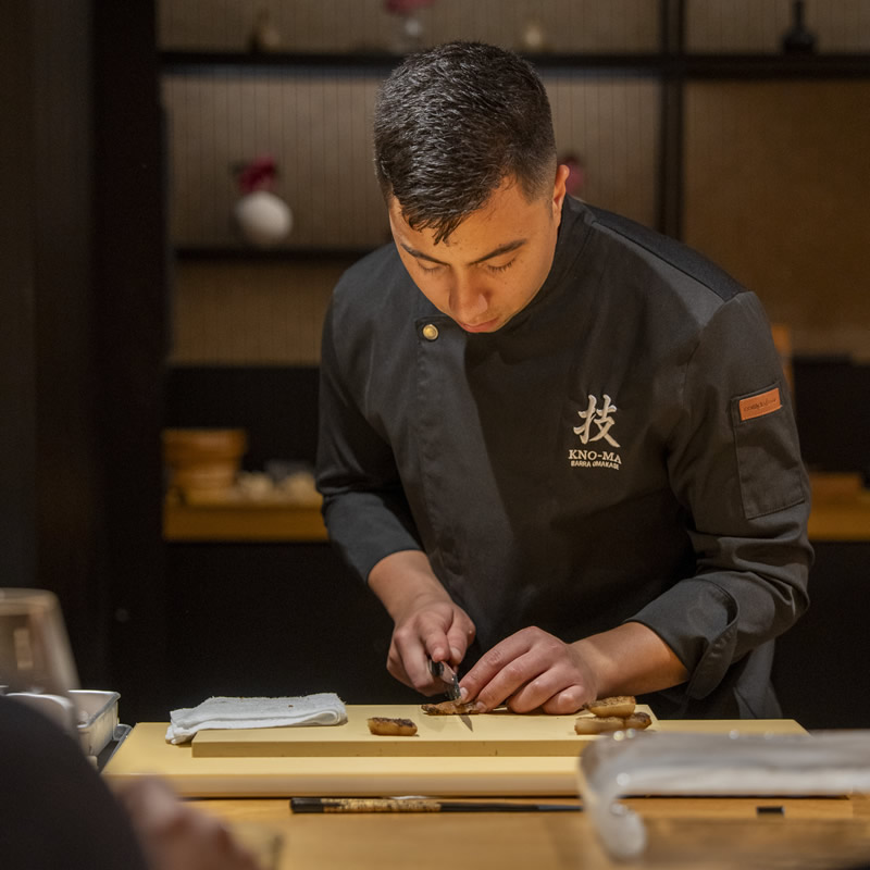 Chef Miguel Rodríguez at the Kno-Ma omakase bar