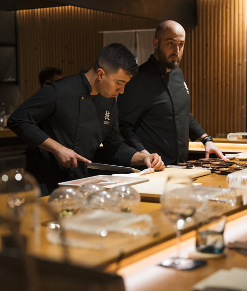El chef Miguel Rodríguez en la barra omakase de Kno-Ma para el evento de Patek Philippe en Relojería Alemana