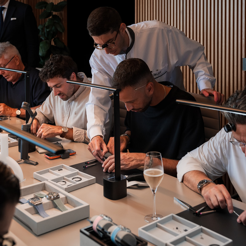 Participantes realizando el desmontaje de una caja Hublot Big Bang durante una experiencia relojera exclusiva en Palma