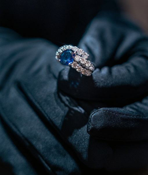 Anillo colección Gala de Setenta y Nueve con zafiro azul y diamantes