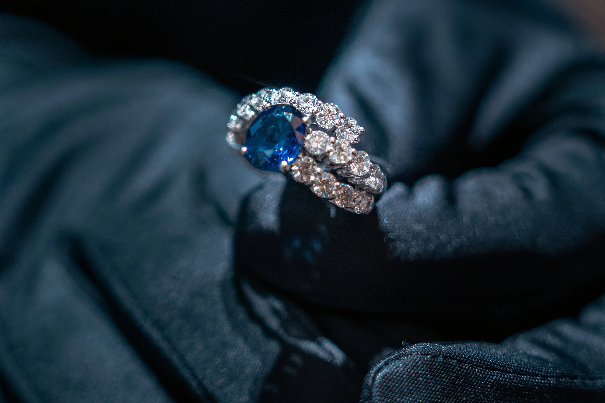 Gala collection ring by Setenta y Nueve with blue sapphire and diamonds