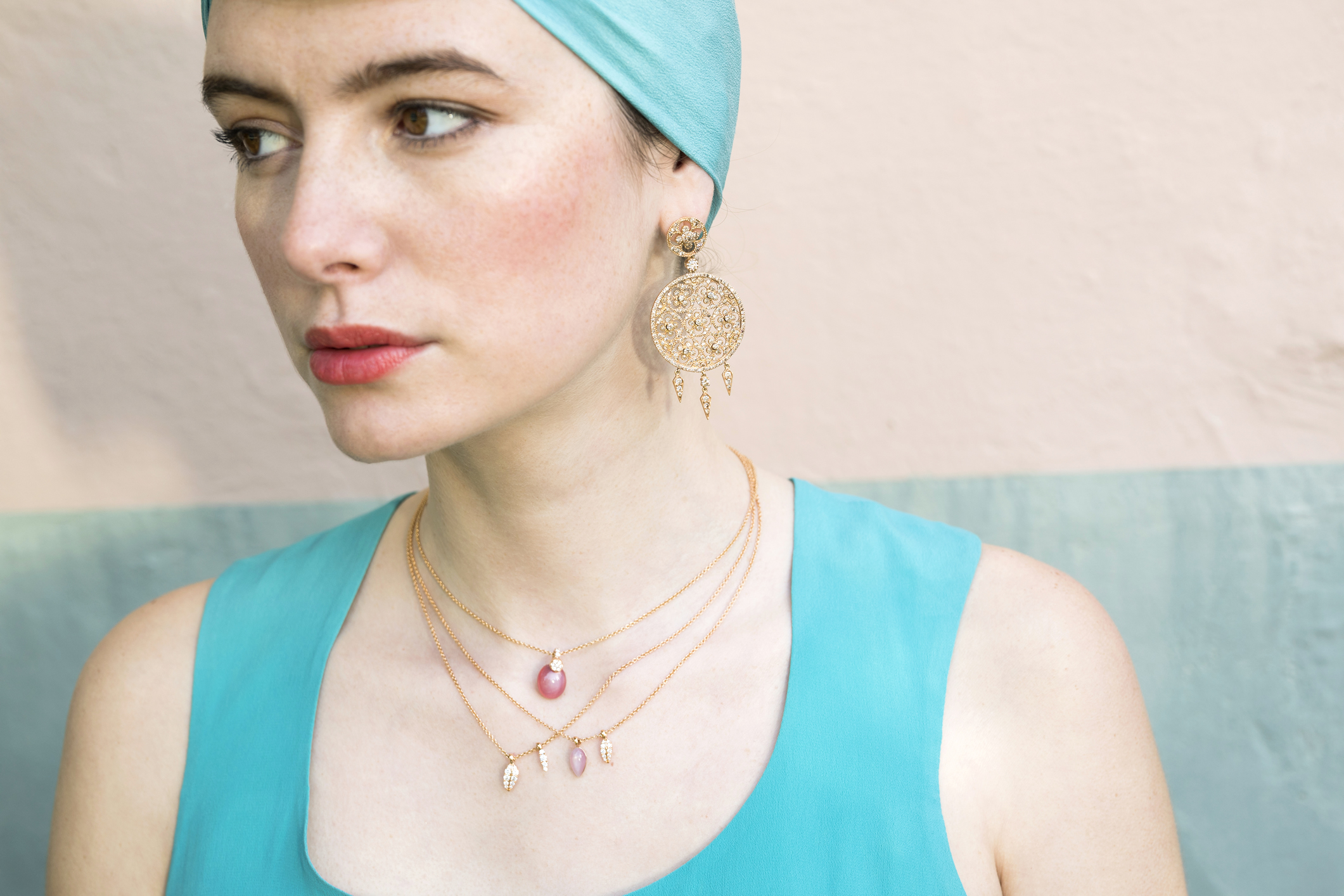 Idea de look con joyas para el verano en tonos coral y turques