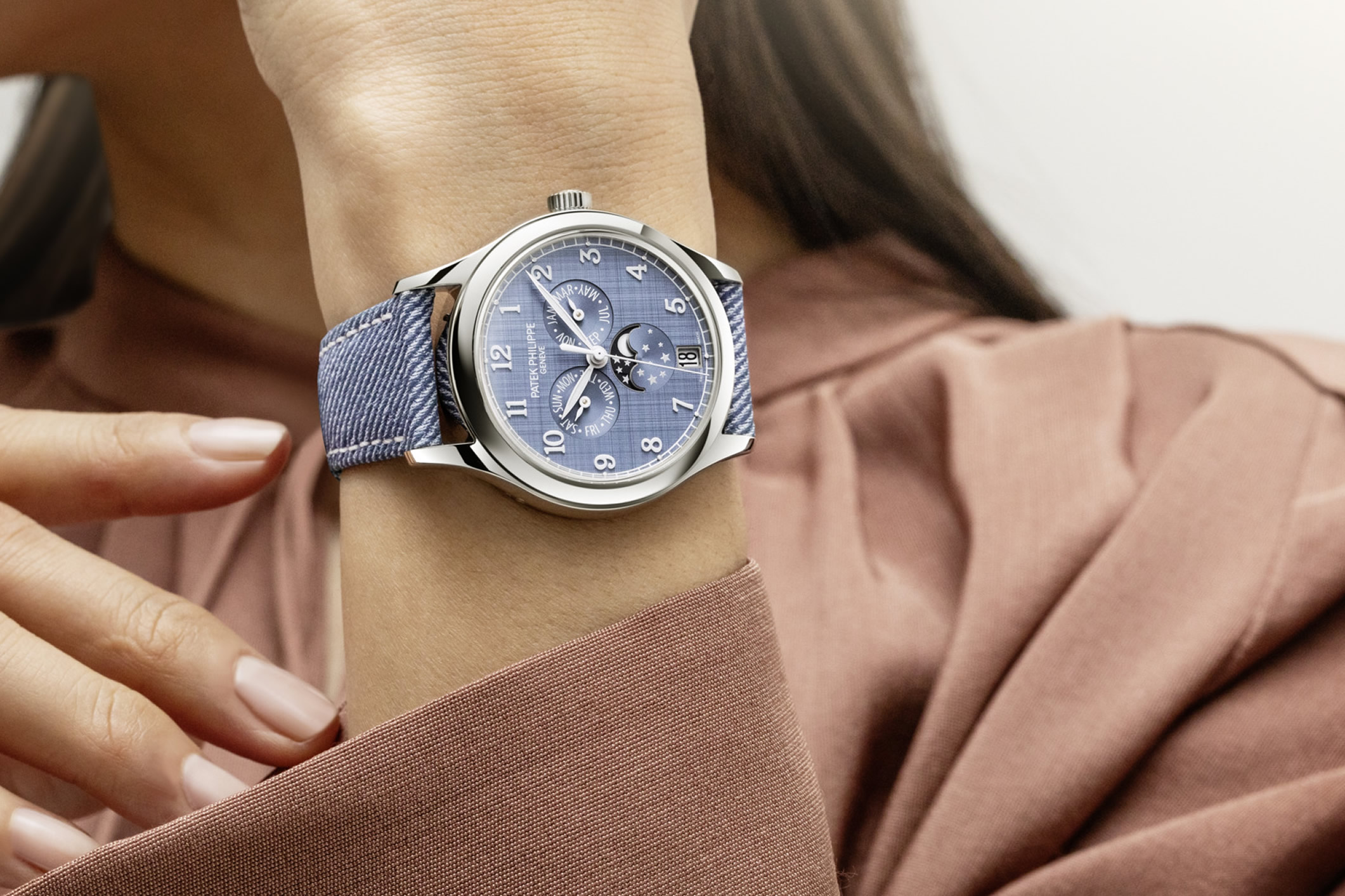 Reloj Patek Philippe con Calendario Anual con esfera azul y correa con motivo denim