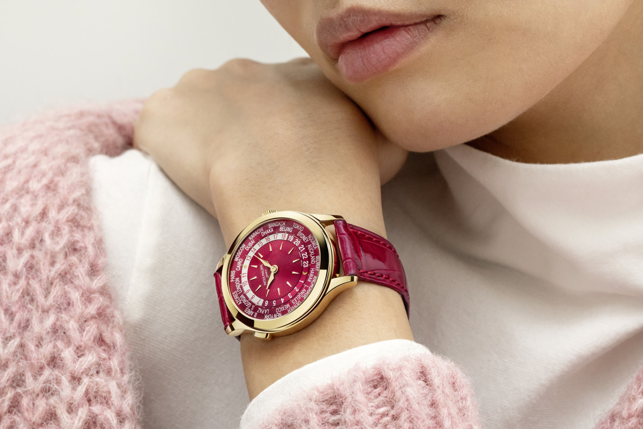 Reloj de viaje para mujer de Patek Philippe con Hora Universal y esfera en rojo carmín