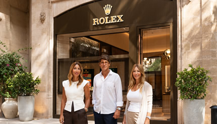 Los hermanos Fuster delante de la fachada de la nueva boutique Rolex en el paseo del Borne de Palma