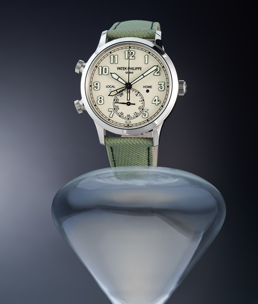 Patek Philippe Calatrava Pilot Travel Time 5524G-010 en oro blanco con esfera marfil y correa verde caqui