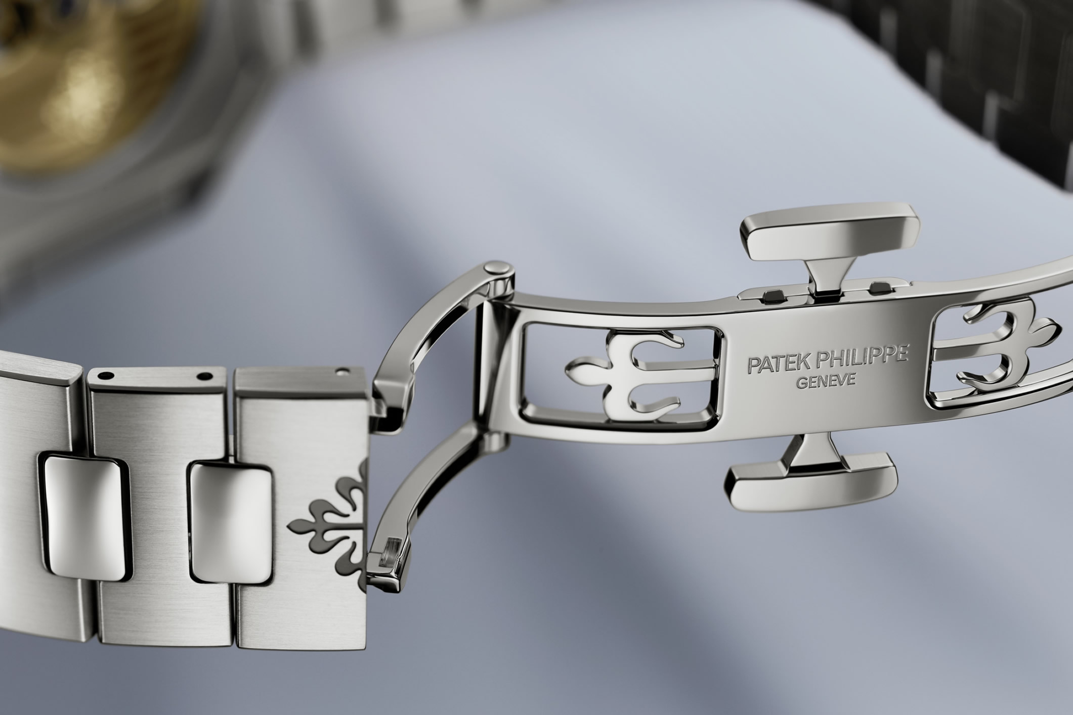 Steel bracelet from the Cubitus timepiece by Patek Philippe, sporting the patented fold-over clasp with the lockable adjustment system