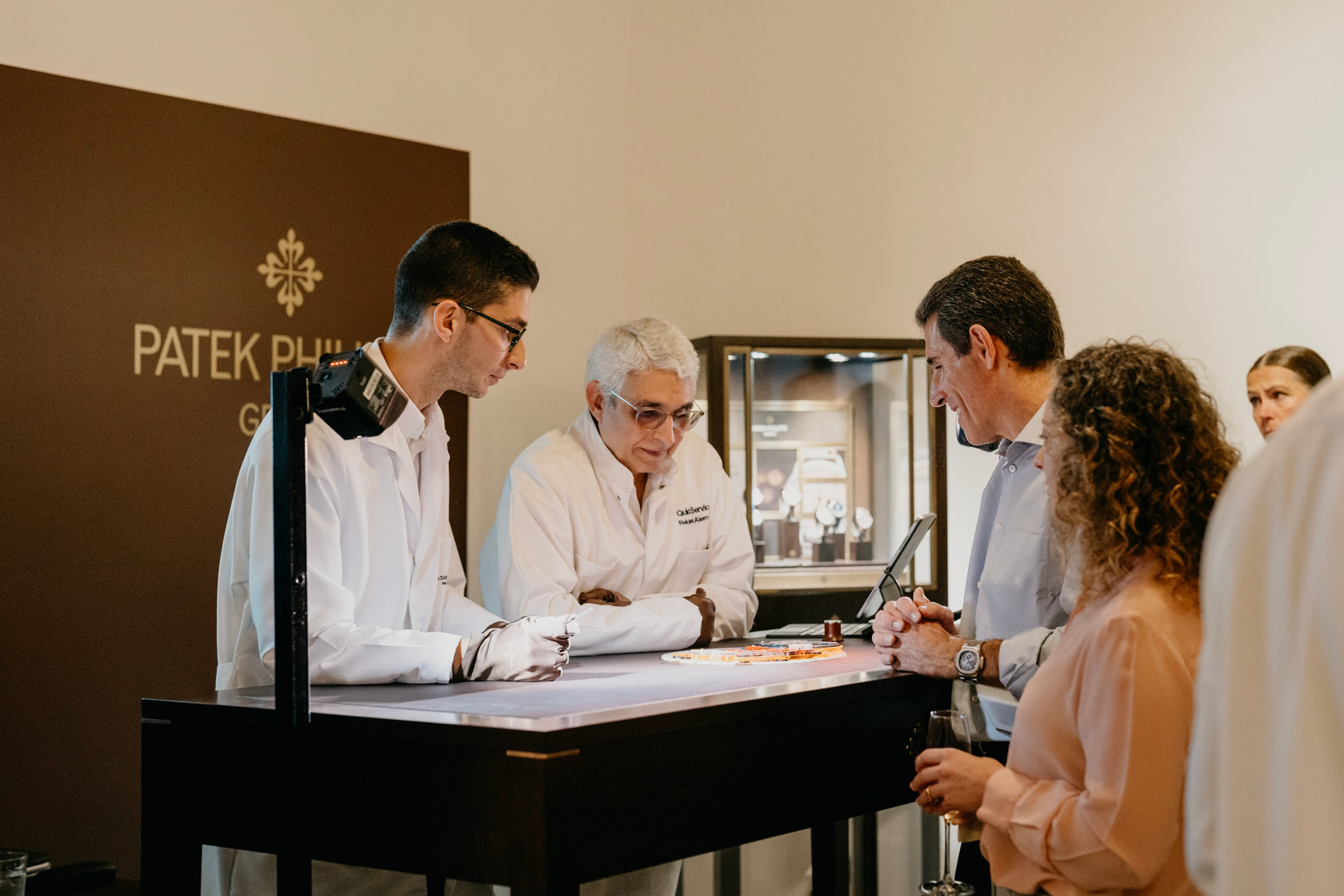Expertos de Patek Philippe y Relojería Alemana mostrando los detalles técnicos de las piezas de la manufactura ginebrina