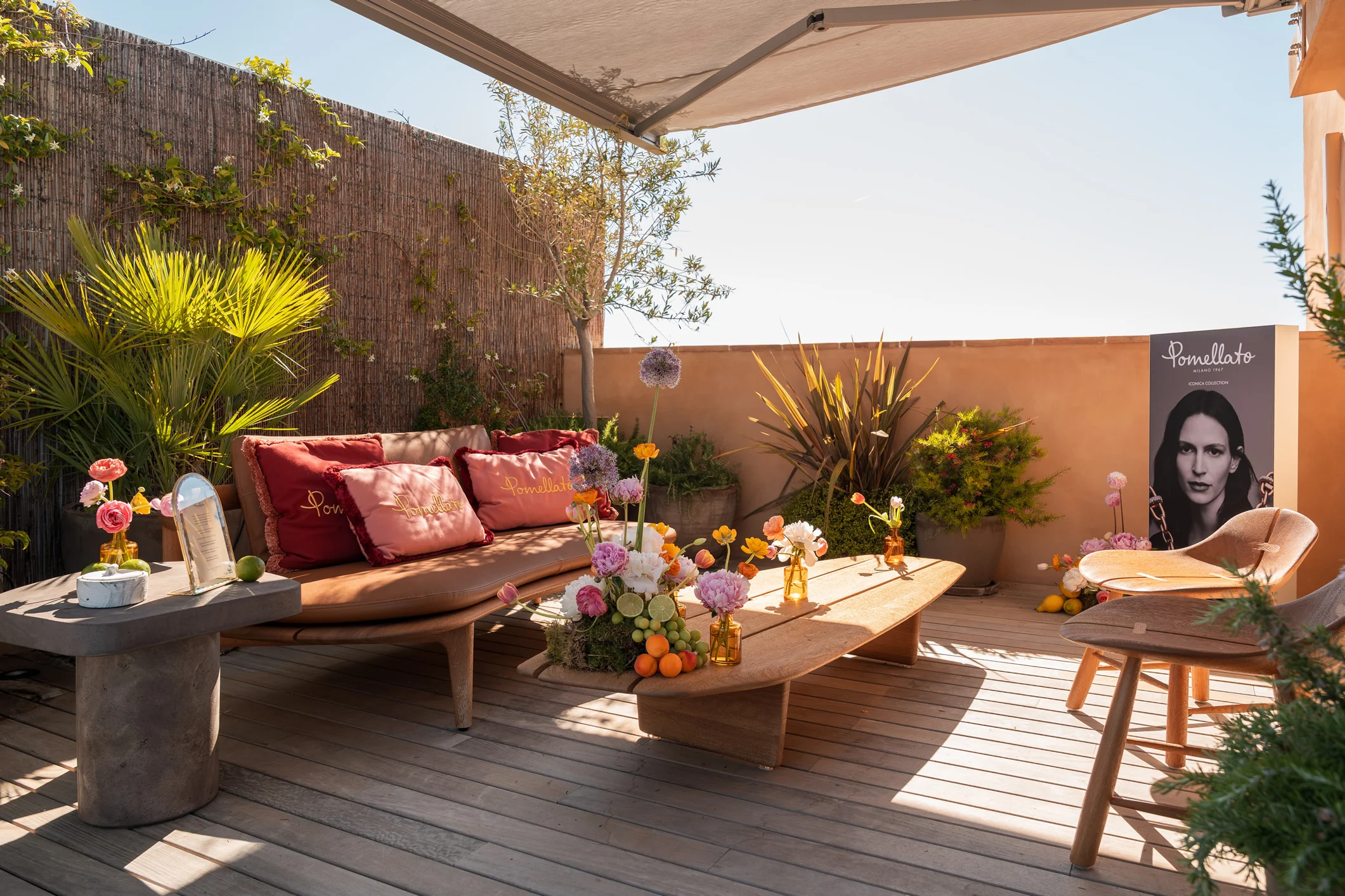 Terraza decorada para un evento privado de Pomellato, con arreglos florales inspirados en el Mediterráneo, cítricos y espacios de encuentro para los invitados en Palma.