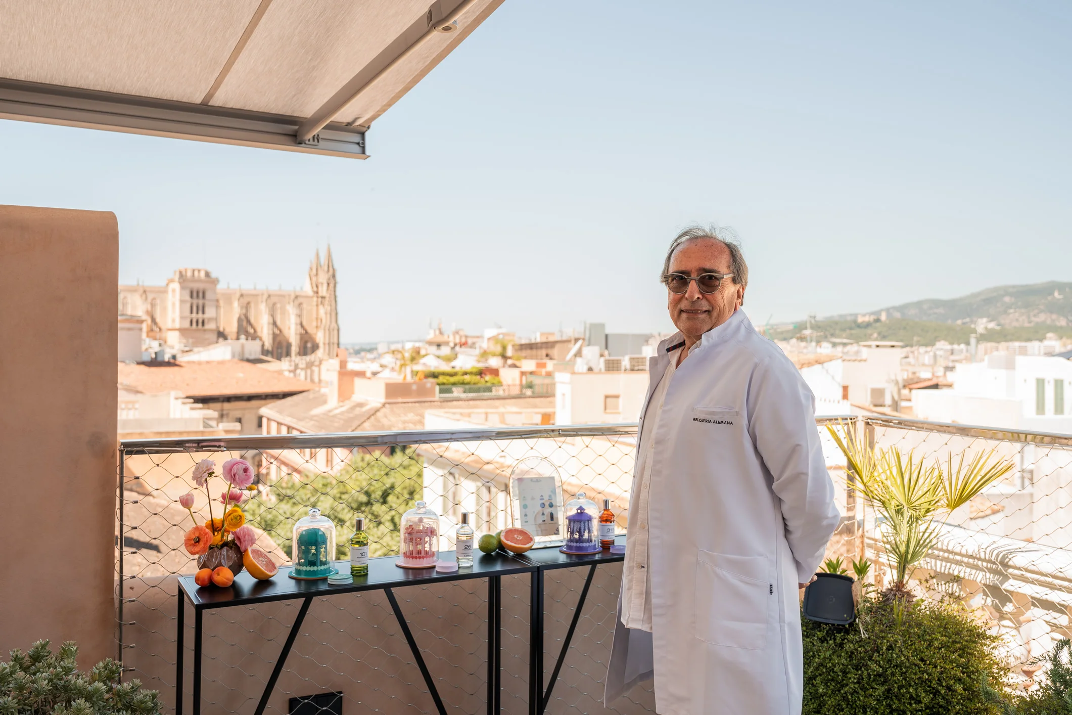 Maestro perfumista durante una experiencia olfativa personalizada en un evento privado de Pomellato en una terraza con vistas a la Catedral de Palma.