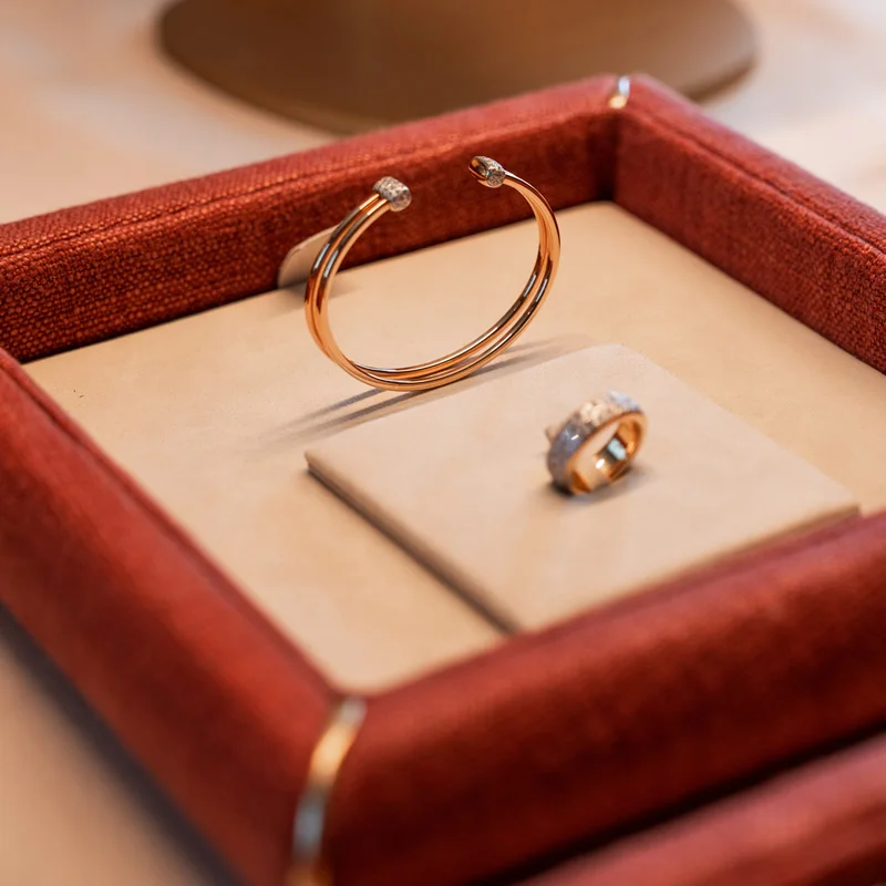 Pulsera y anillo de Pomellato expuestos sobre una bandeja de terciopelo en un evento exclusivo de joyería en Mallorca.