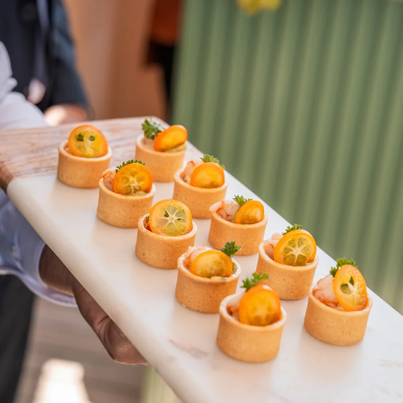 Selección de aperitivos gourmet servidos durante un evento privado de Pomellato, inspirados en los sabores mediterráneos.