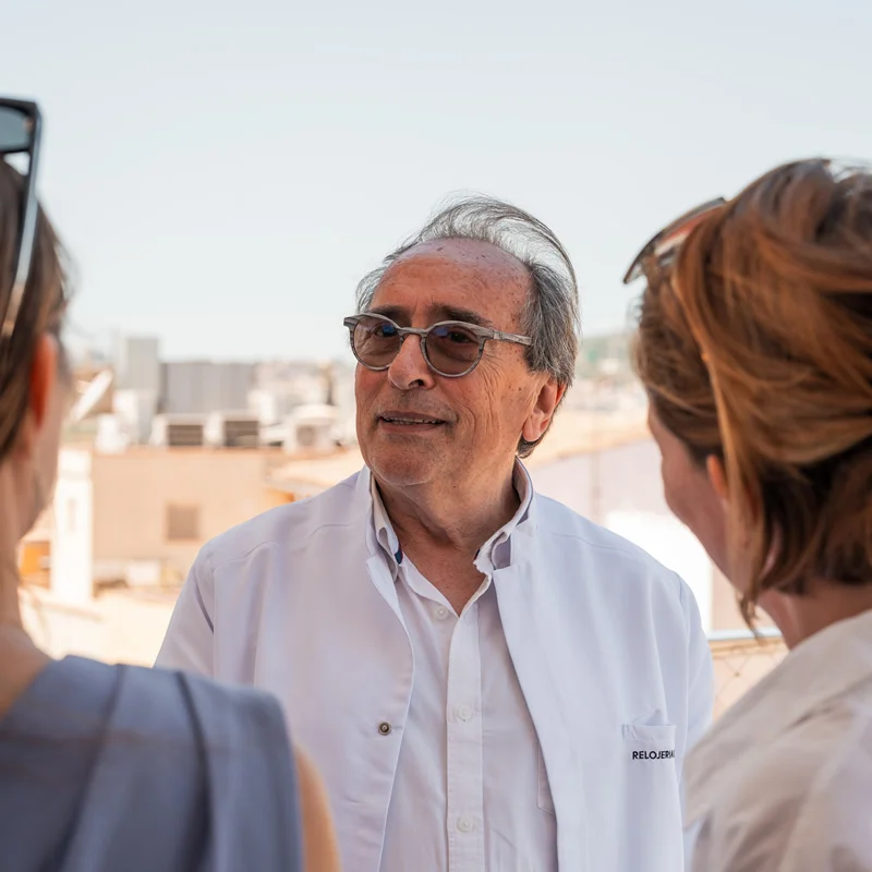 Maestro perfumista conversando con asistentes durante una experiencia olfativa personalizada en un evento privado de Pomellato en Palma.