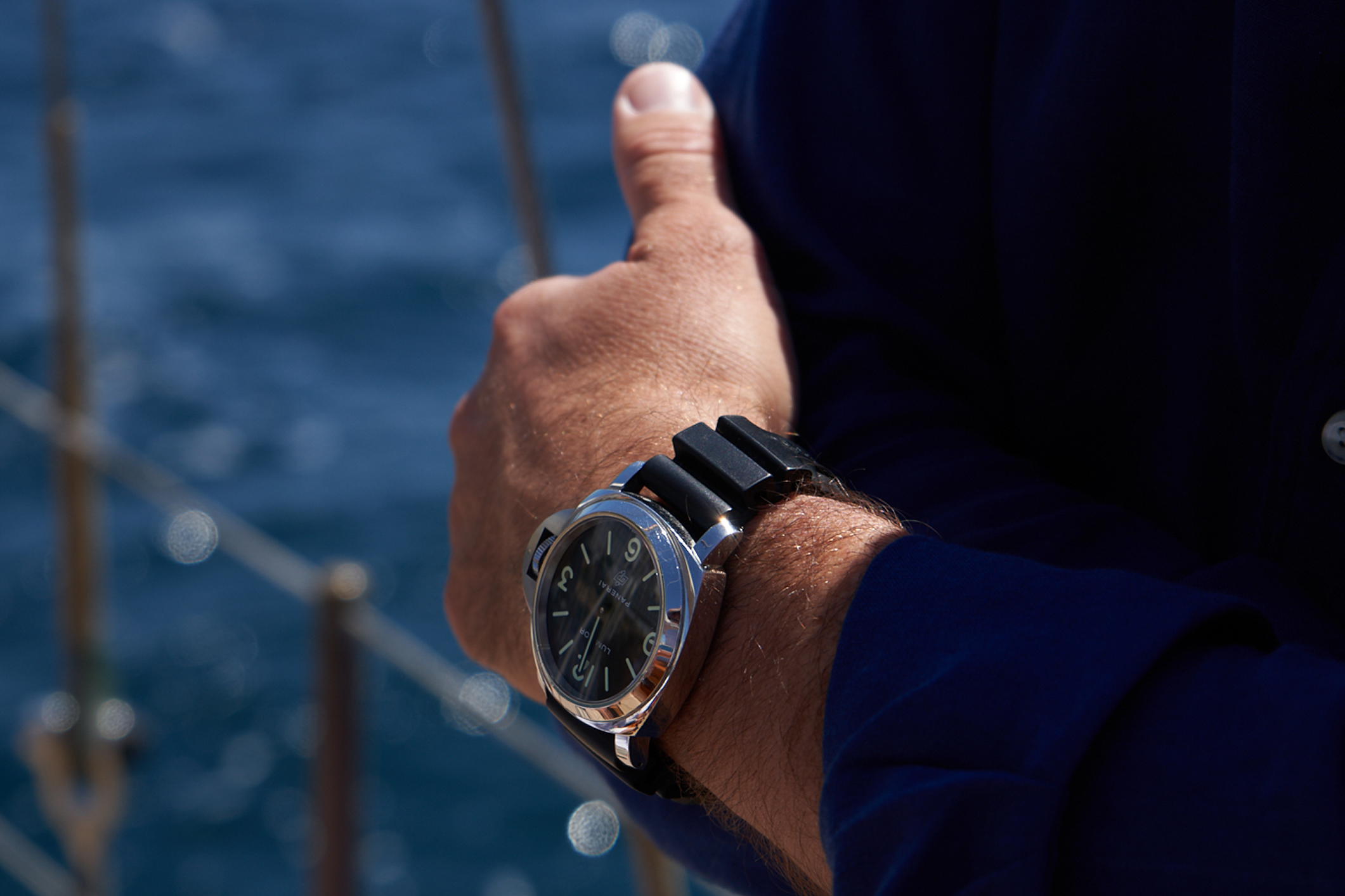 Watches to wear at the sea are essential pieces for those who do sports such as swimming, diving or sailing