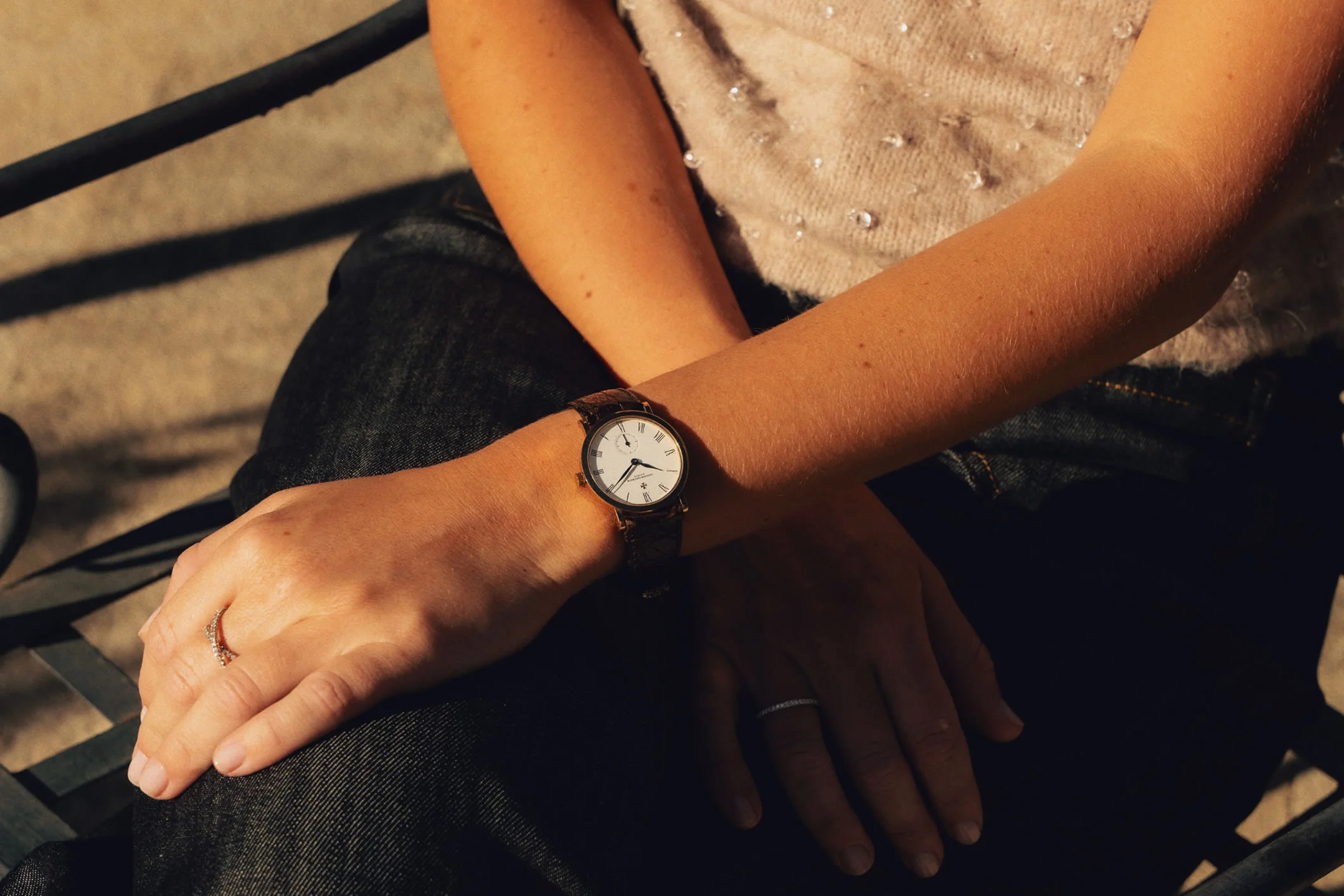 Mujer luciendo un reloj certificado de segunda mano de la colección Seconds de Relojería Alemana