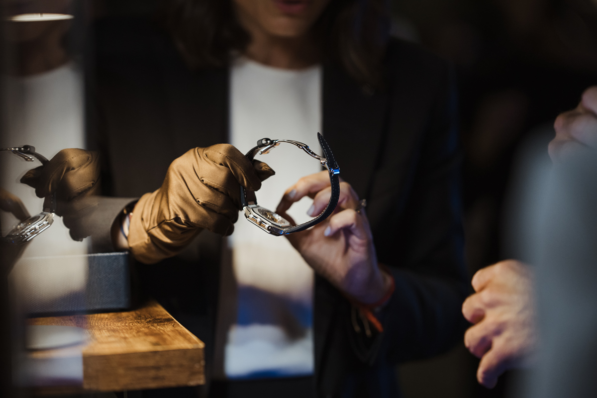 The Relojería Alemana team showcases a piece from the Cubitus collection at Finca Son Togores