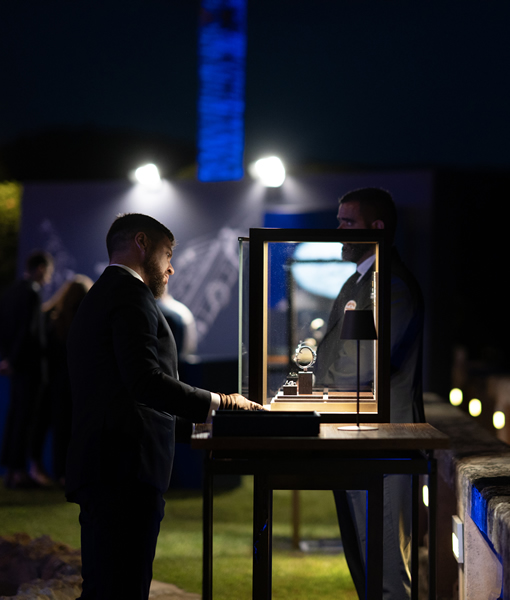 La luz azul de Patek Philippe ilumina las vitrinas de Son Togores durante la presentación de la colección Cubitus organizada por Relojería Alemana en Mallorca.
