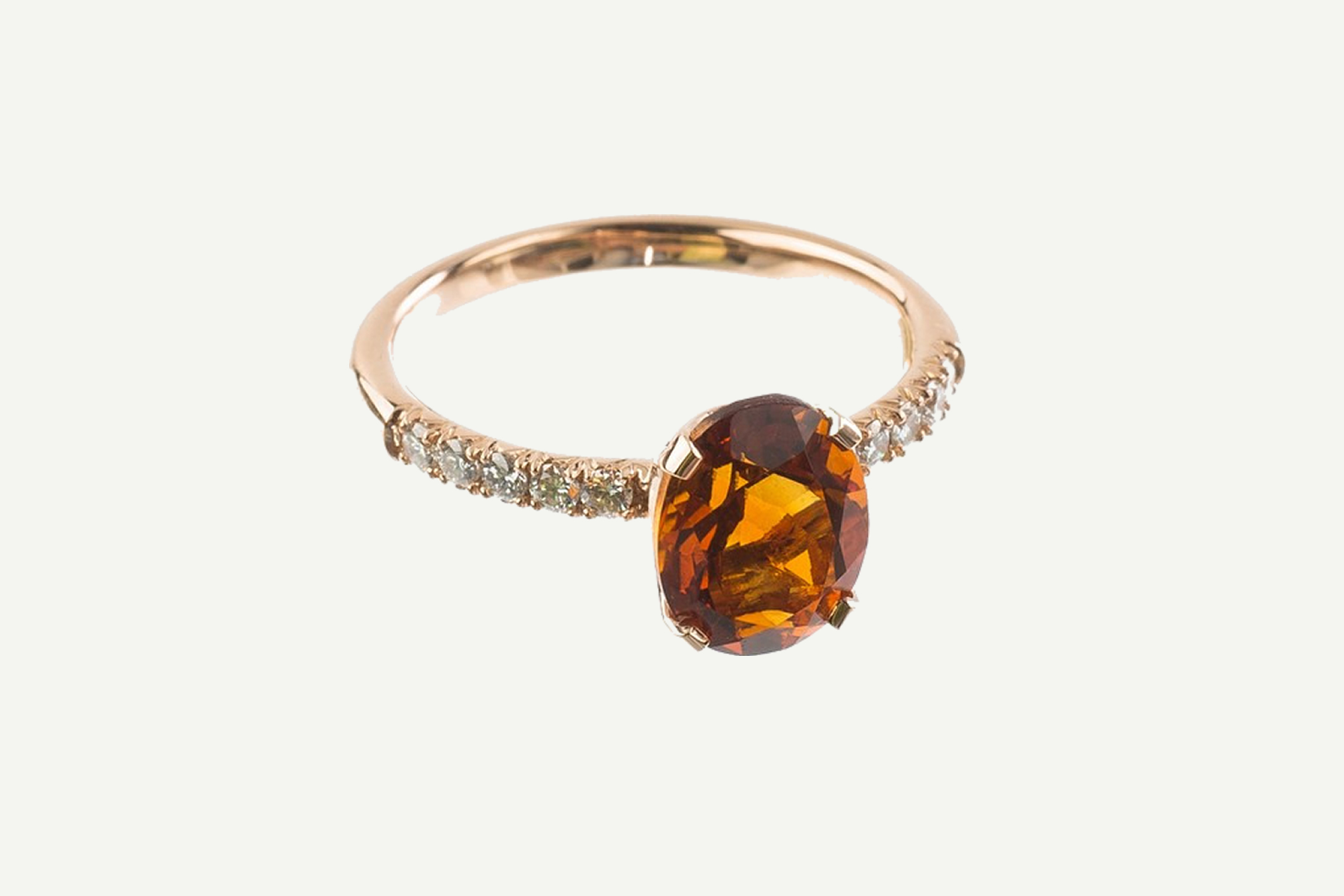 Anillo con citrino en garra, uno de los tipos de engaste más habituales