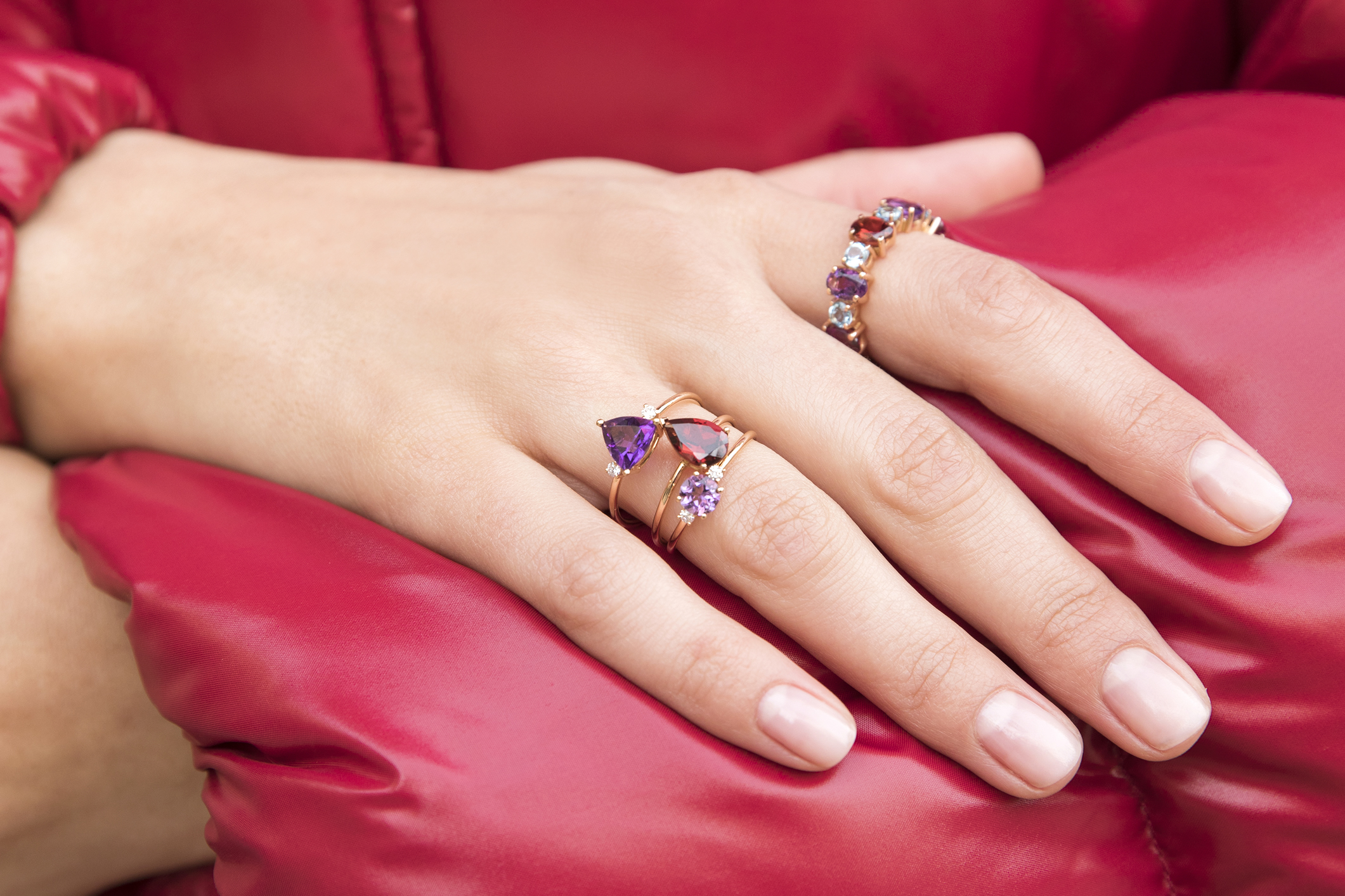 Anillo solitario Setenta y Nueve de platino con diamante central en talla brillante.