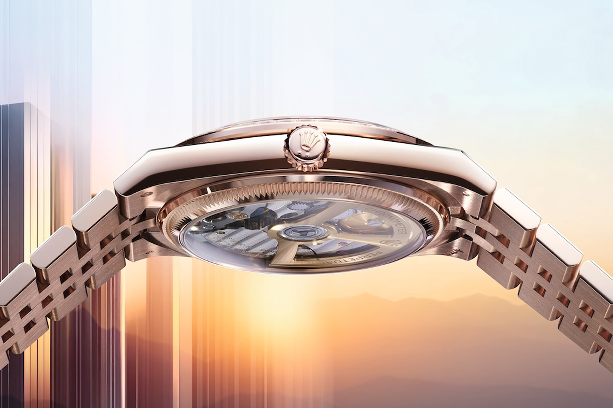 Rolex Oyster Perpetual Land Dweller con caja en oro rosa y brazalete Jubilee, mostrando el movimiento a través del fondo transparente