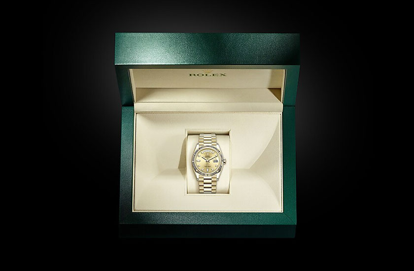 Rolex Day-Date 36 yellow gold and champagne-colour dial set with diamonds in his case Relojería Alemana