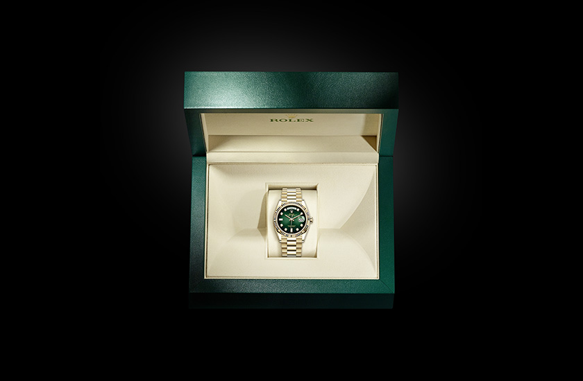 Rolex Day-Date 36 oro amarillo y esfera verde sombreado engastada de diamantes en su estuche Relojería Alemana