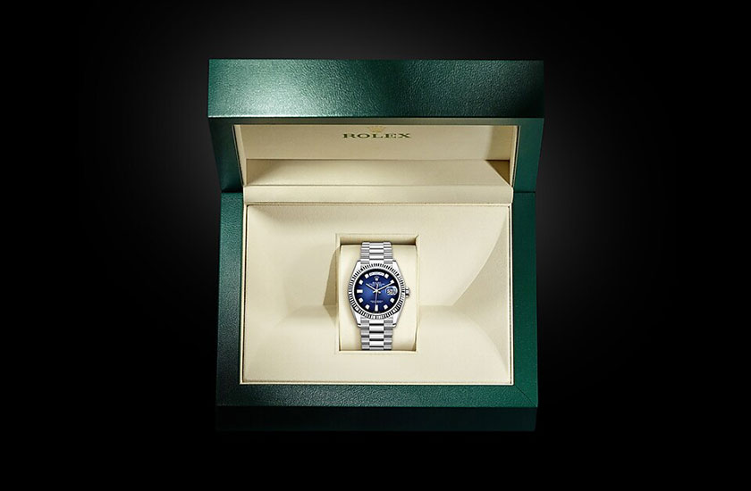 Rolex Day-Date 36 oro blanco y esfera azul sombreado engastada de diamantes en su estuche Relojería Alemana