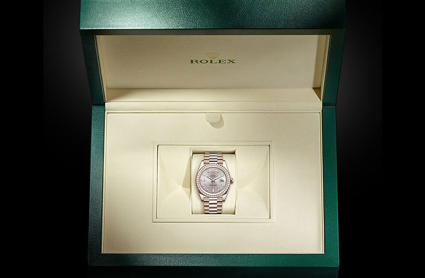 Rolex Day-Date 40 de oro Everose, diamantes y esfera sundust engastada con diamantes en su estuche Relojería Alemana