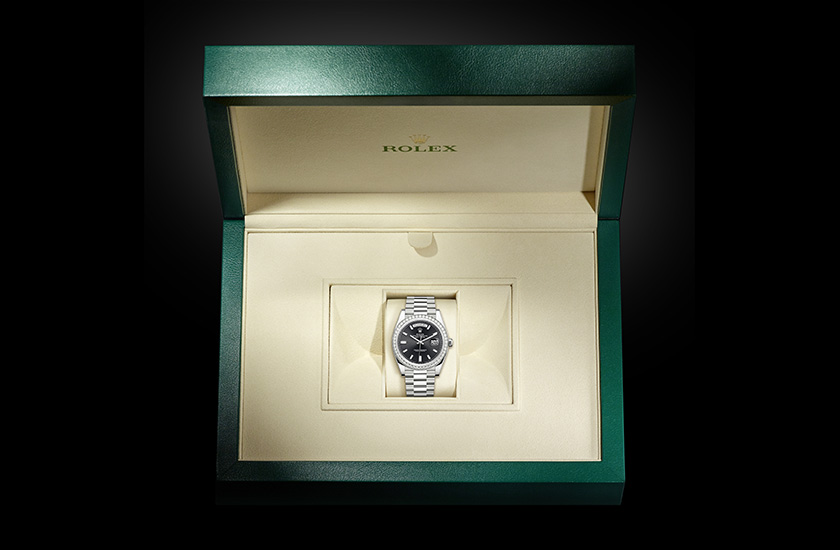 Rolex Day-Date 40 Day-Date 40 oro blanco, diamantes y esfera negra engastada de diamantes en su estuche Relojería Alemana