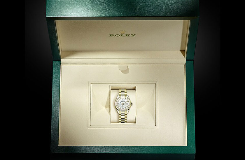Estuche reloj Rolex Lady-Datejust de oro amarillo, diamantes y esfera de nácar blanco engastada de diamantes Relojería Alemana