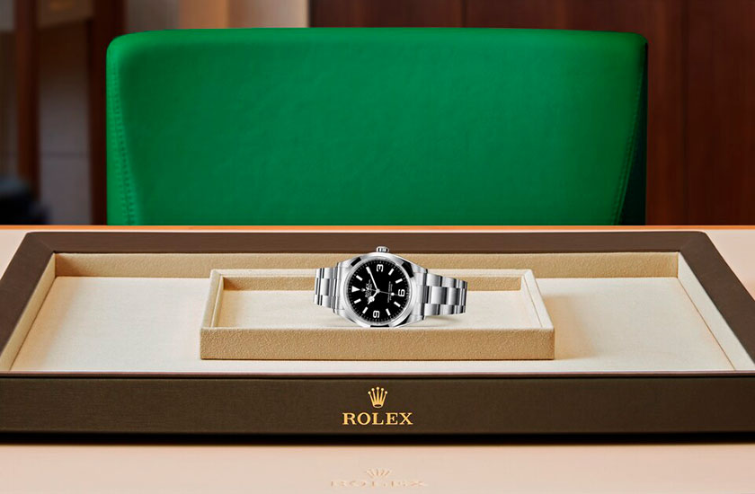 Presentación watchdesk reloj Rolex Explorer de acero Oystersteel y esfera negra en Relojería Alemana