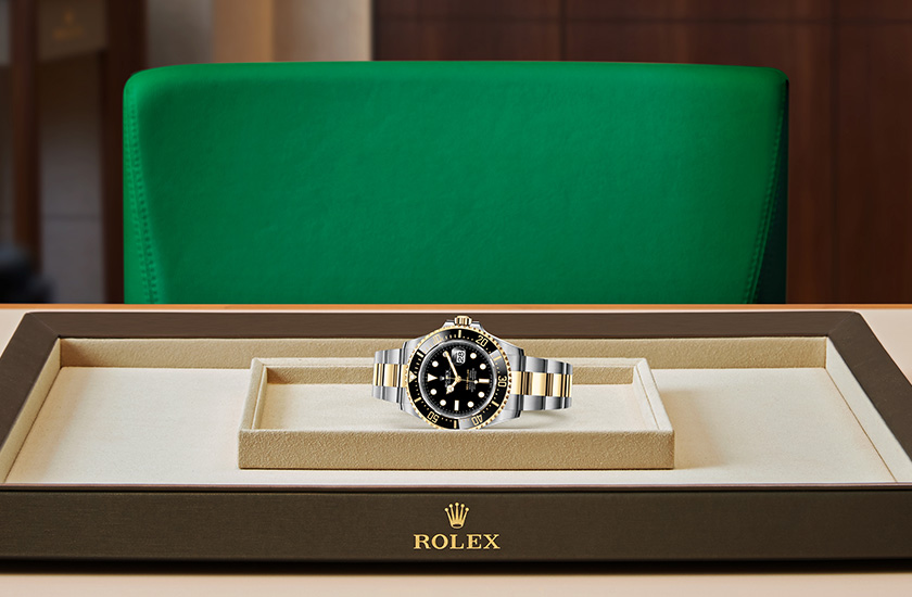 Presentación watchdesk reloj Rolex Sea-Dweller de acero Oystersteel, oro amarillo y esfera negra en Relojería Alemana