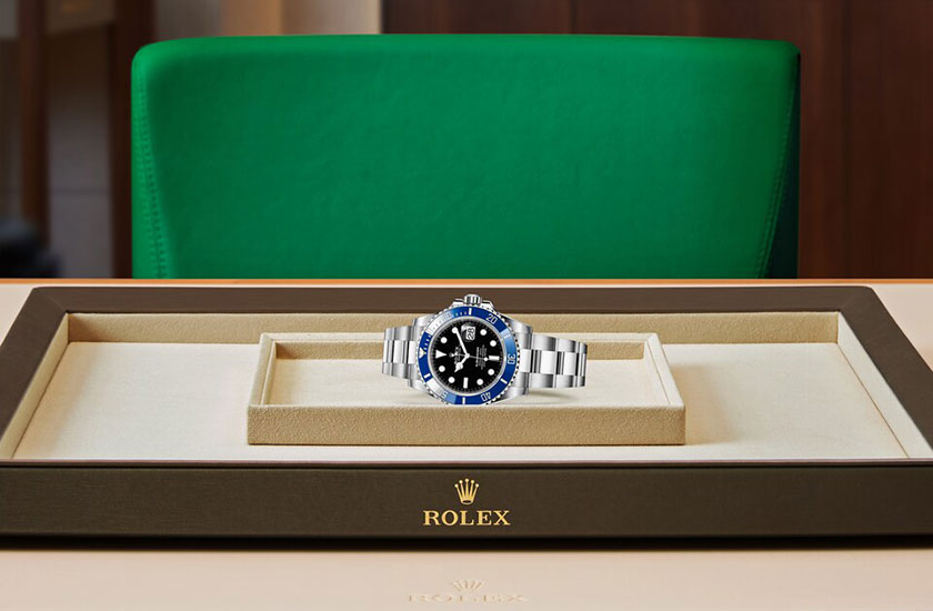 Presentation Foto Rolex watch Submariner yellow gold and Black Dial  in Relojería Alemana