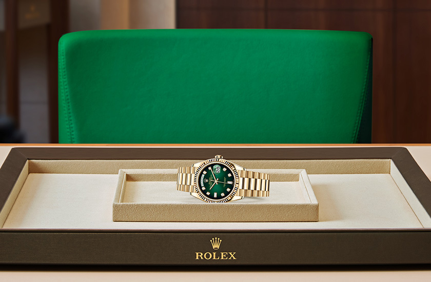 Rolex Day-Date 36 de oro amarillo y esfera verde sombreado engastada de diamantes watchdesk en Relojería Alemana