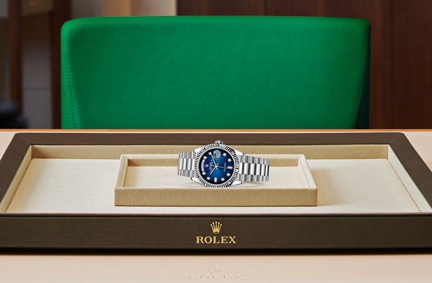 Rolex Day-Date 36 oro blanco y esfera azul sombreado engastada de diamantes watchdesk en Relojería Alemana