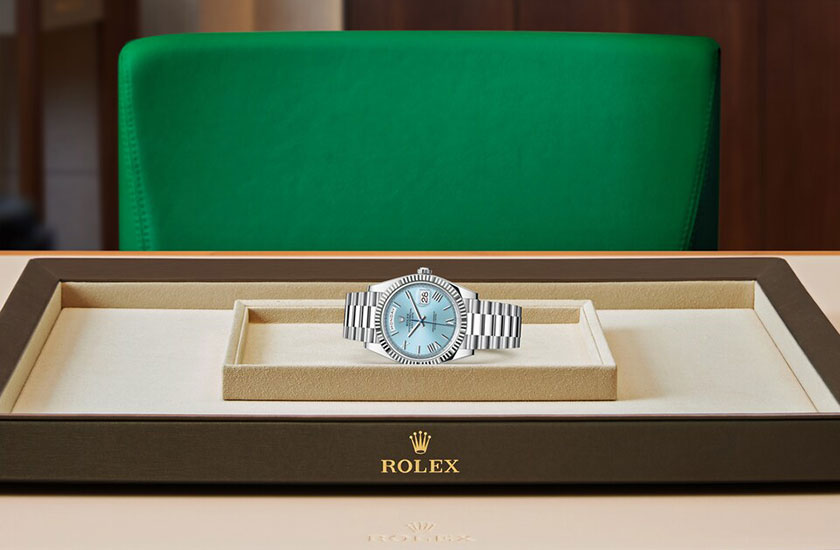 Presentation Rolex Day-Date 40 de platinum and blue dial glaciar  in Relojería Alemana