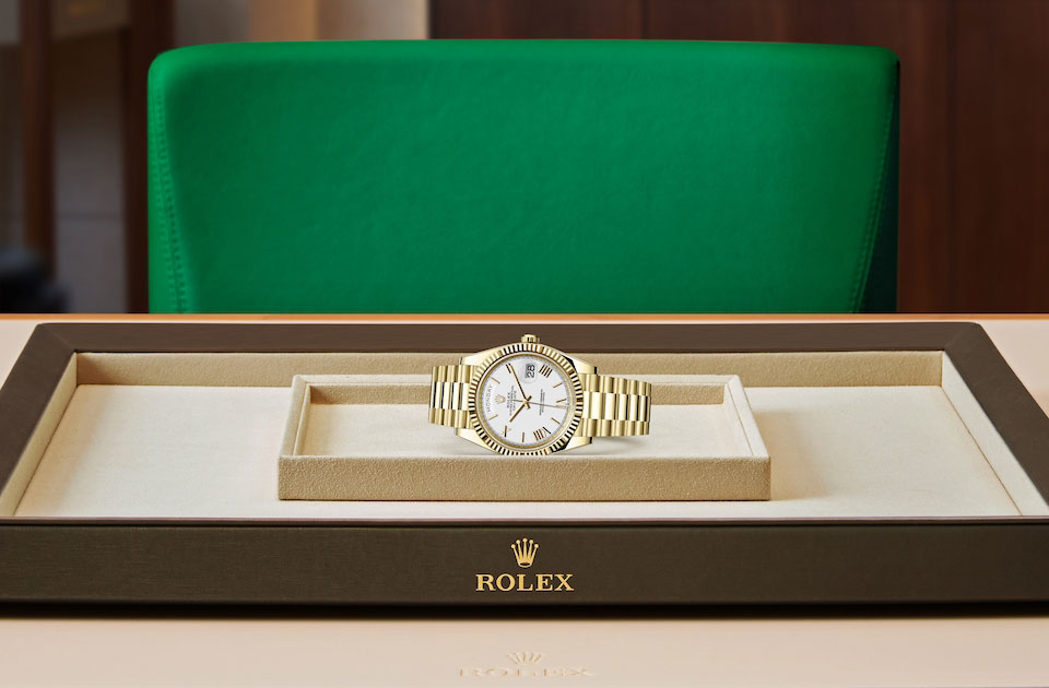 Presentation Rolex Day-Date 40 yellow gold and White Dial watchdesk in Relojería Alemana