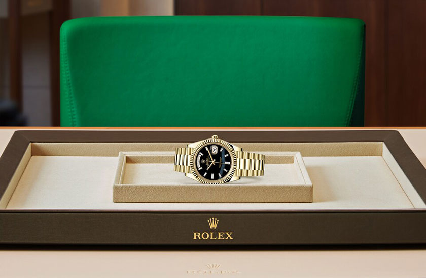 Presentation Rolex Day-Date 40 yellow gold and Onyx set with diamonds dial  watchdesk in Relojería Alemana
