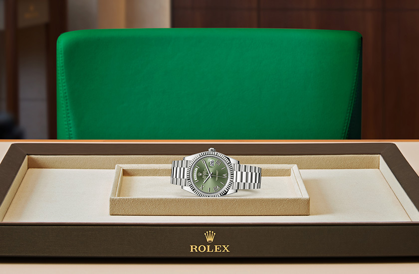  Rolex Day-Date 40 de oro blanco y esfera verde oliva watchdesk en Relojería Alemana