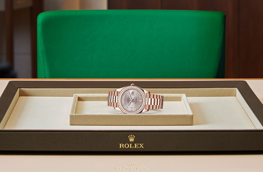 Rolex Day-Date 40 de oro Everose, diamantes y esfera sundust engastada con diamantes watchdesk en Relojería Alemana