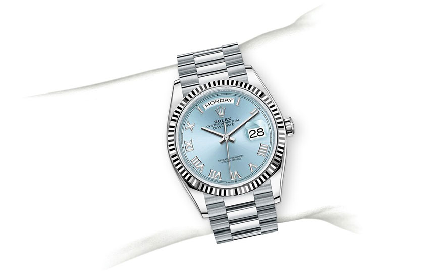 Simulation wrist Rolex Day-Date 36 de platinum and blue dial glaciar in Relojería Alemana