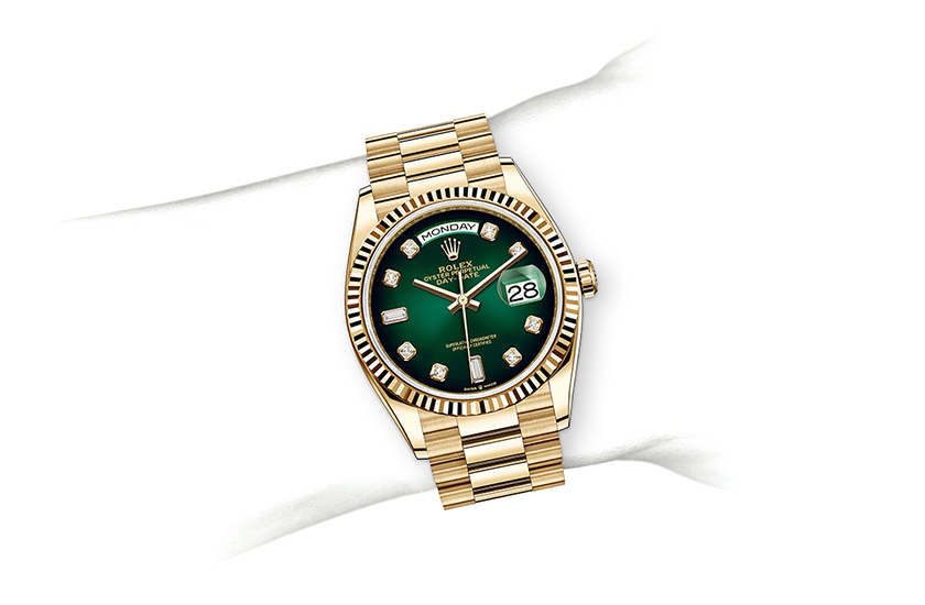 Simulation wrist Rolex Day-Date 36 de yellow gold and Shaded Green Dial set with diamonds in Relojería Alemana