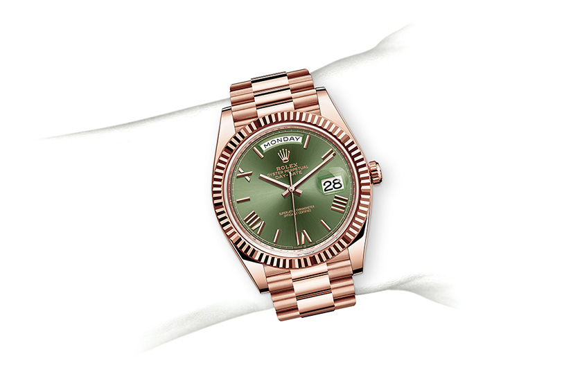 Simulation wrist Rolex Day-Date 40 Everose gold and Olive Green Dial in Relojería Alemana