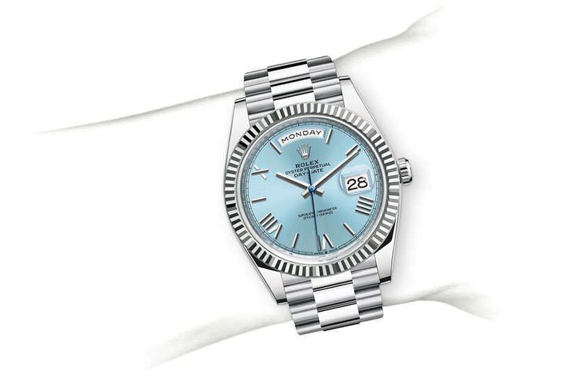 Simulation wrist Rolex Day-Date 40 de platinum and blue dial glaciar in Relojería Alemana
