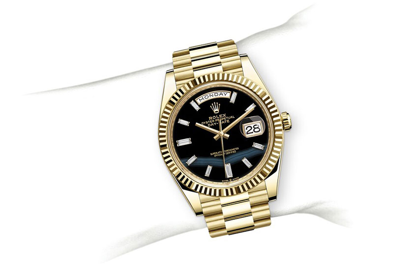 Foto Simulation wrist Rolex Day-Date 40 yellow gold and onyx dial in Relojería Alemana