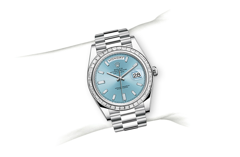 Simulation wrist Rolex Day-Date 40 de platinum and blue dial glaciar in Relojería Alemana